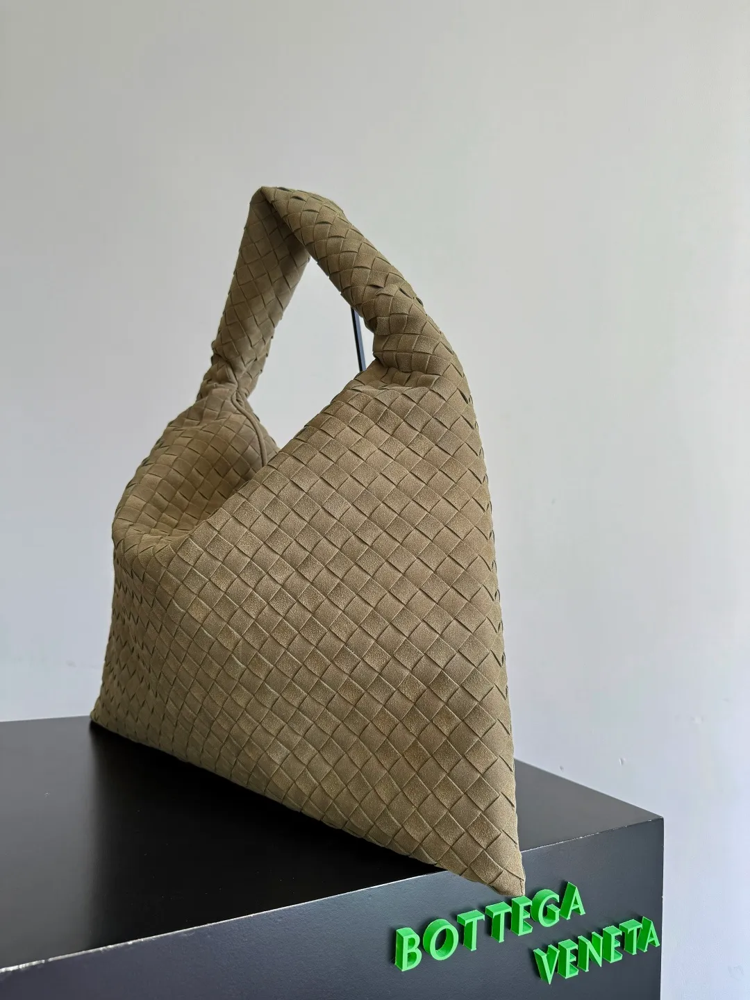 Batch 2160 Recently, I seem to be obsessed with this bag from BV~ The new Hop is really not too beautiful. The whole bag has no seams. The bag body and handles are made of one piece of leather. It embodies the style and essence of Bottega Veneta. It truly represents craftsmanship and creativity. The large size has a very loose and lazy upper body. Big bag lovers will definitely not regret buying it. Style number: 763970 Size: 53*24*13